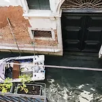 Rialto Corte dei Sansoni canal view