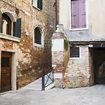Rialto Corte Dei Sansoni Canal View By Wonderful Italy